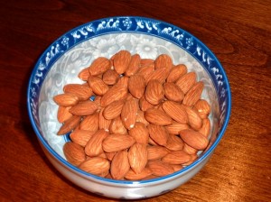 A picture of a bowl of Almonds